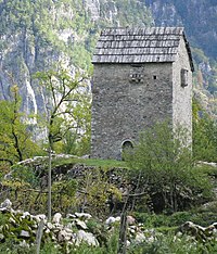 Een versterkte toren die wordt gebruikt als schuilplaats voor mannen die betrokken zijn bij een bloedvete en kwetsbaar zijn voor een aanval. Thethi, Noord-Albanië.  