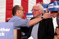 Sanders met DNC-voorzitter Tom Perez tijdens een bijeenkomst in Mesa, Arizona, april 2017.  