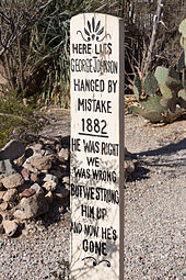 Arizonassa vuonna 1882 erehdyksessä hirtetyn henkilön hautakivi.  