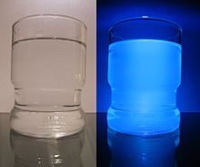 Toniková voda pod běžným a UV světlem (chinin ji ve tmě rozzáří).