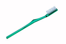 Un cepillo de dientes común.  