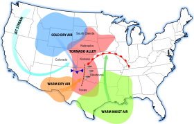Diagram aleje tornadov na podlagi 1 tornada ali več na desetletje. Groba lokacija (rdeča) in vremenski sistemi, ki so prispevali k nastanku tornada