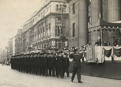 Präsident Seán T. Ó Ceallaigh, An Tóstal, 1954. Außerhalb der GPO nimmt Präsident Ó Ceallaigh während der Tostal-Feierlichkeiten von 1954 den Gruß der neuen Garda-Rekruten entgegen.