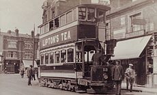 Dvoupatrová tramvaj v Londýně, 1910. Dvoupatrové tramvaje byly ve Velké Británii a Dublinu běžné, než byly tramvaje v 50. a 60. letech 20. století zrušeny.