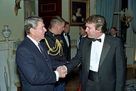 Trump si podává ruku s prezidentem Ronaldem Reaganem v Bílém domě, 1987