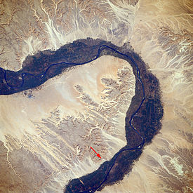 Locatie van de vallei in de Thebaanse Heuvels, ten westen van de Nijl, oktober 1988 (rode pijl toont locatie)