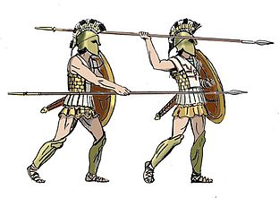 Hoplites reprezentați în două poziții de atac, cu o lovitură cu mâna deasupra și una cu mâna dedesubt.