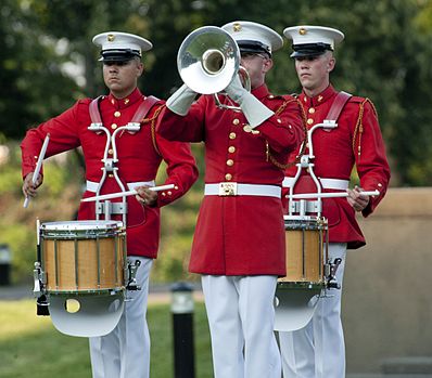 Niekoľko členov súboru The Marine Drum and Bugle Corps, dychových aj bicích nástrojov.