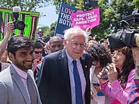 Sanders bij de bijeenkomst "Stop de verboden" buiten het Hooggerechtshof, mei 2019  
