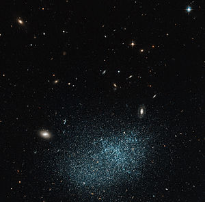UGC 9128 on epäsäännöllinen kääpiögalaksi, jossa on todennäköisesti vain noin sata miljoonaa tähteä.  