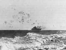 Portavionul USS Enterprise (CV-6) sub atac aerian în timpul bătăliei din Estul Insulelor Solomon.  