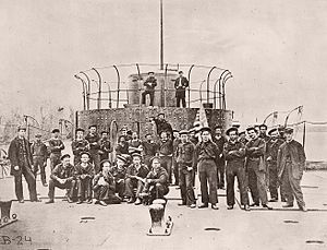 Foto av besättningen på USS Monitor, 1862. Besättningen bestod av svarta sjömän och sjömän födda i bland annat Skottland och Wales.  