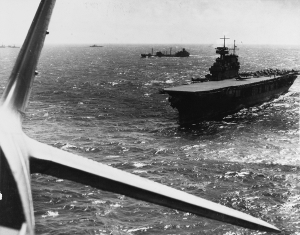 Yorktown melakukan operasi pesawat di Pasifik beberapa saat sebelum pertempuran. Sebuah kapal tanker armada berada di latar belakang dekat.