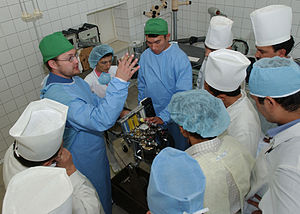 Anesthesist van het Amerikaanse leger geeft les in het gebruik van een anesthesieapparaat in een mobiel ziekenhuis in Fergana, Oezbekistan