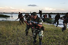 Training van de Peruaanse marine-infanterie op de Amazonerivier.  