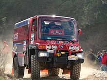 een Mercedes-Benz Unimog vrachtwagen met een rolkooi in de Dakar Rally van 2006