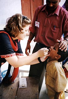Een kind in India wordt ingeënt tegen polio.  