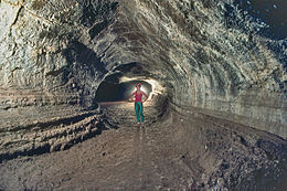 Valentine Cave v Lava Beds National Monument v Kalifornii má klasický tvar trubky; rýhy na stěně označují bývalé úrovně toku.  