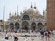 De beroemde Basilica San Marco in Venetië heeft de relikwieën van Marcus.  