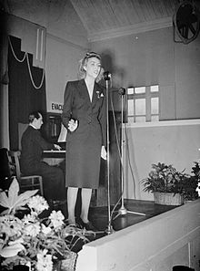 Lynn canta em uma fábrica de munições em 1941