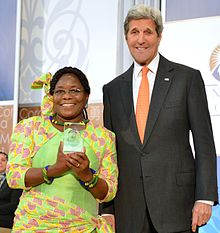 Vicky Ntetema met de Amerikaanse minister van Buitenlandse Zaken John Kerry in 2016.  