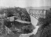 De brug in aanbouw in 1905.  