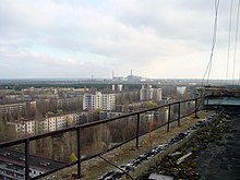 Den forladte by Prypiat i Ukraine efter Tjernobyl-katastrofen. I baggrunden ses atomkraftværket i Tjernobyl.  