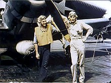 Vaandrig George Gay (rechts), enige overlevende van VT-8's TBD Devastator squadron, voor zijn toestel, 4 juni 1942.  