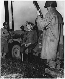 Een Duitse generaal als krijgsgevangene met de Amerikaanse militaire politie  