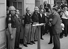 Джордж Уолъс застава на входа на университета в Алабама, за да не допусне чернокожи студенти.  