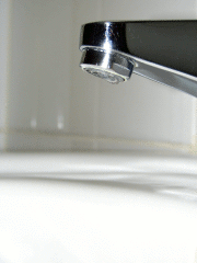 Goutte d'eau tombant d'un robinet.