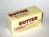 Dit is een algemeen voorbeeld van verzadigd vet, boter. Het is een algemeen voedingsmiddel dat mensen tegenwoordig eten.  