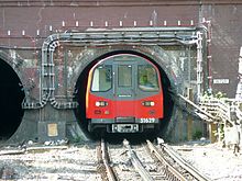 O apelido "o Tubo" vem dos túneis redondos que alguns trens usam. O "trem de metrô" mostrado está em um túnel próximo à Estação Central de Hendon, Londres.