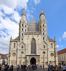 Northwest view with the main portal, the Romanesque giant gate, and the two approximately 65-metre-high Heidentürme (heathen towers).