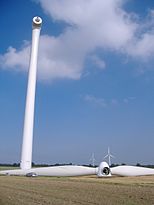 O turbină eoliană cu paleta rotorică demontată pentru întreținere; vă rugăm să observați mașina din imagine, un Opel Astra G decapotabil, care se află acolo pentru mărime.  