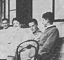 Hochreit 1920. Wittgenstein istuu sisarensa Helene Salzerin ja ystävänsä Arvid Sjögrenin välissä.  