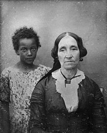 Een tot slaaf gemaakt zwart kind met een blanke slaveneigenaar in New Orleans in de jaren 1850.  