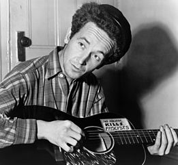 Woody Guthrie pada tahun 1943.