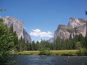 Gezicht op de Yosemite-vallei vanaf de Merced-rivier, een zijrivier van de San Joaquin-rivier.