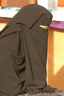 En saudisk kvinna bär en traditionell niqab.  