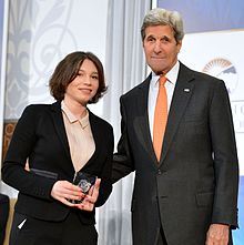 Zhanna Nemtsova con el secretario de Estado estadounidense John Kerry en 2016  