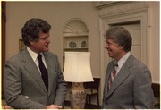 O senador Ted Kennedy e Carter em 1977. Kennedy seria mais tarde o principal desafiante de Carter em 1980