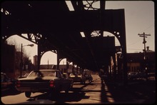 Omhoog kijkend naar de oude verhoogde Orange Line sporen in 1973  