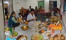 Família Bengali Hindu fazendo Lakshmi Puja