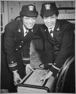 Lt. Harriet Ida Pickens en Ens. Frances Wills, de eerste Afro-Amerikaanse Waves die de opdracht kregen. Zij maakten deel uit van de laatste eindexamenklas van de USNR Adelborsten School (WR) Northampton, Massachusetts op 21 december 1944.