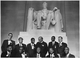 Mārtins Luters Kings un citi pilsonisko tiesību līderi pie Abrahama Linkolna statujas, 1963. gada 28. augusts.