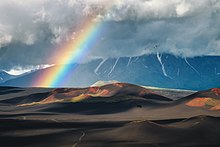 Un arco iris sobre la erupción de Tolbachik de 1975-76: Kamchatka Krai, Rusia  