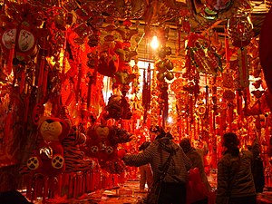 Un magazin care vinde decorațiuni pentru Anul Nou chinezesc în Wuhan, China (2006) .  